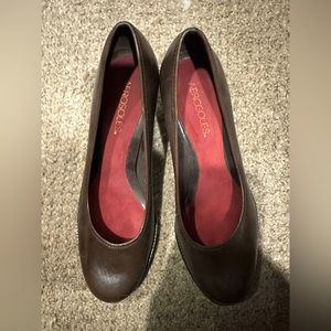 Aerosole Wise Guys kitten heel pump